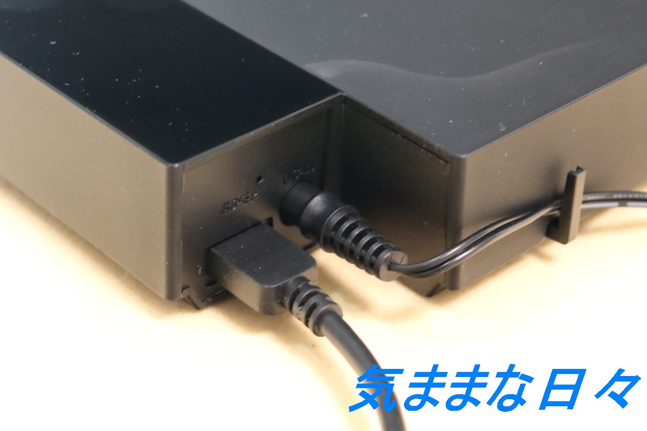 HDDの背面にUSBケーブルとACアダプターを接続